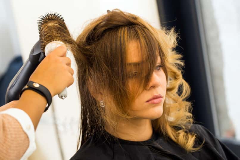 stylista suszący włosy