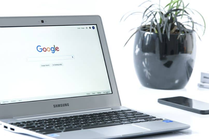 laptop Samsung ze stroną Google