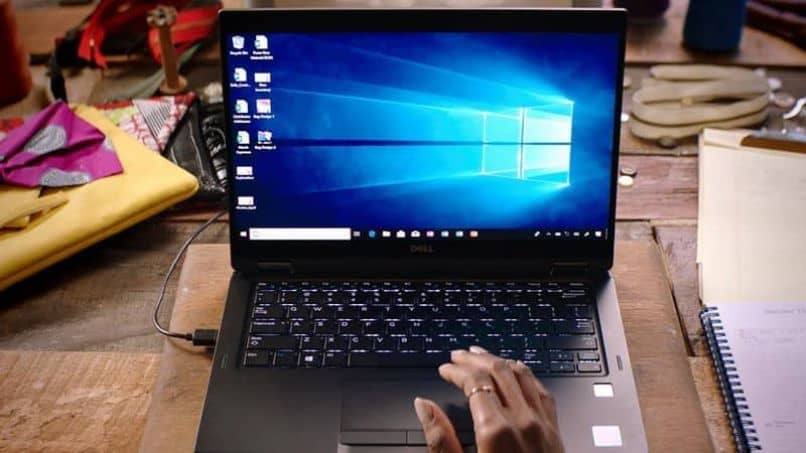 komputer laptop windows 10 biurko ręka osoba