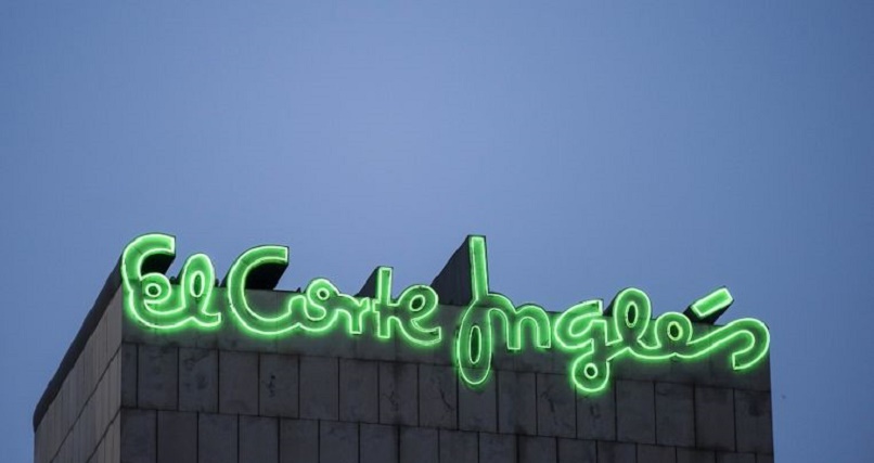 listy firmy el corte ingles na dachu budynku