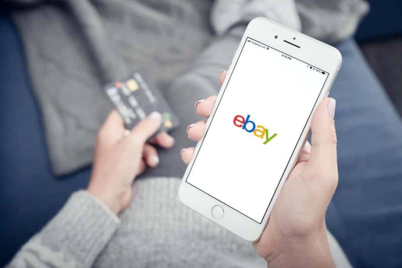 Osoba kupująca w serwisie eBay za pomocą telefonu komórkowego z systemem Android