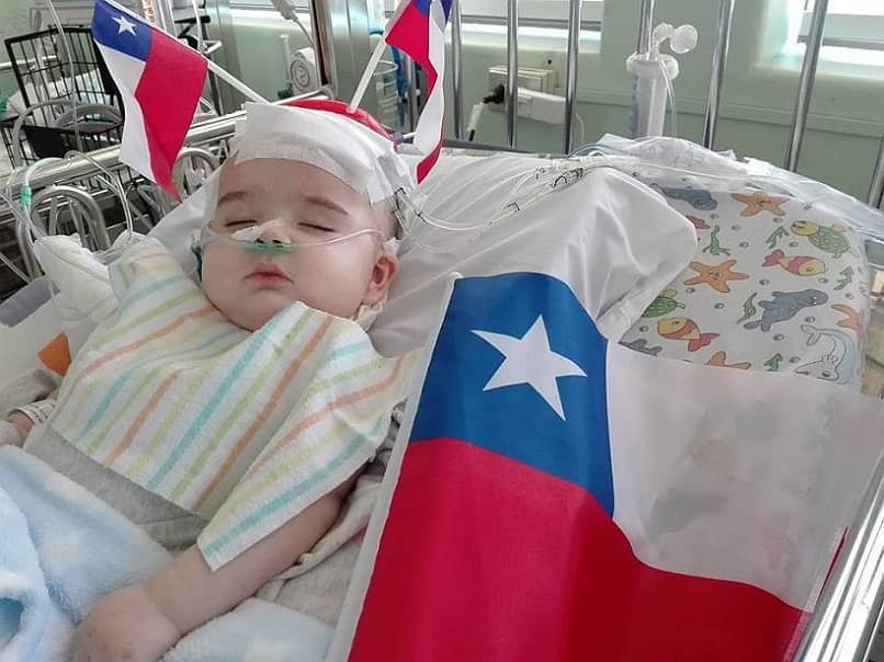 noworodek z chilijskimi flagami