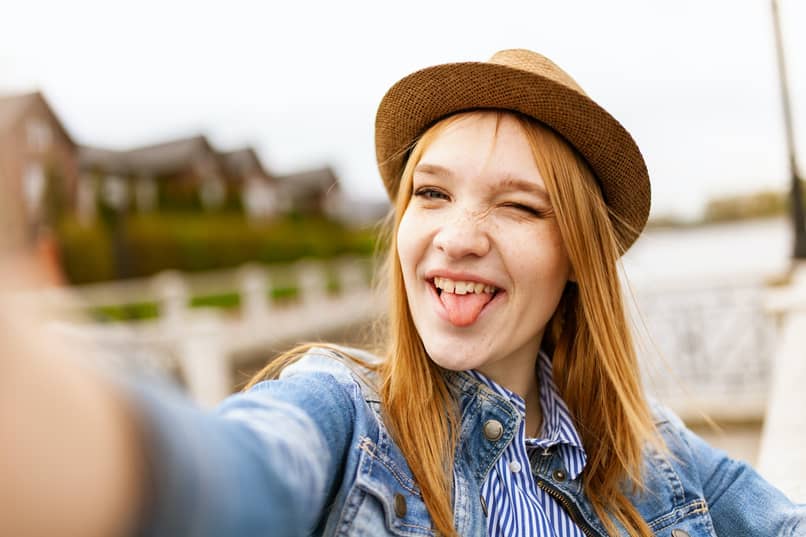 kobieta w kapeluszu bierze selfie