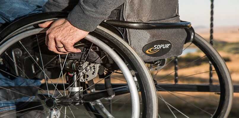 Osoby w podeszłym wieku na wózku inwalidzkim