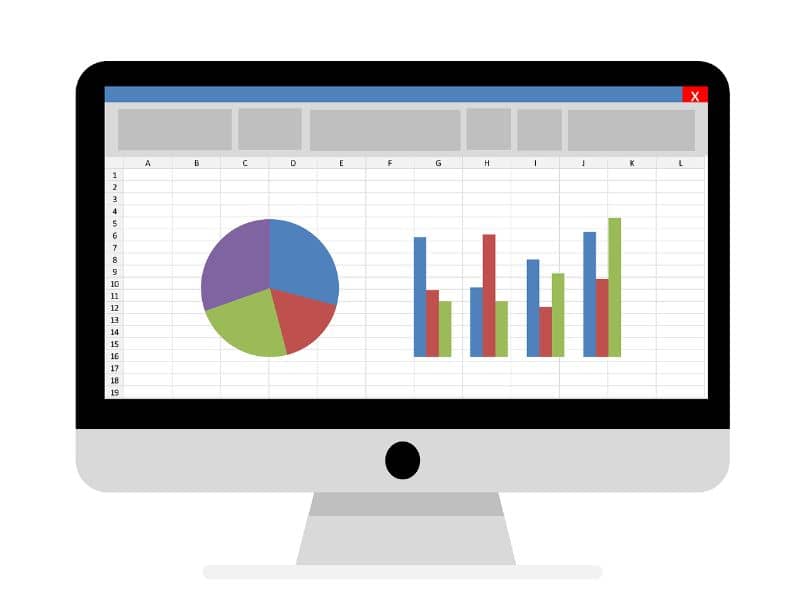 komputer ze statystykami w programie excel