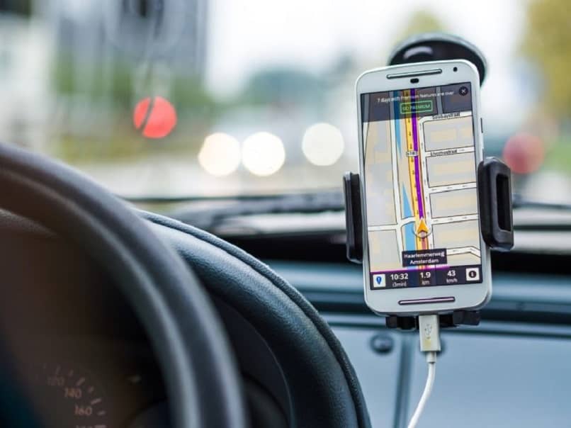 telefon komórkowy w samochodzie ze wskazówkami na mapie