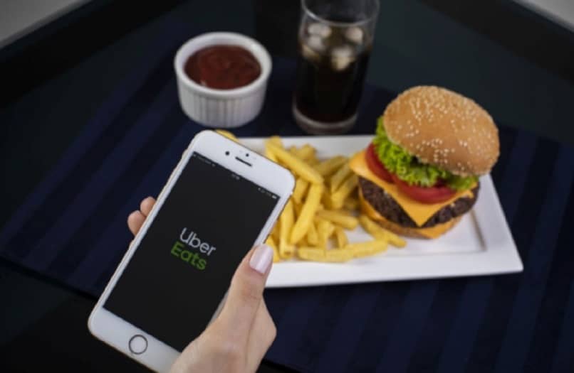 logo uber zjada mobilnego hamburgera