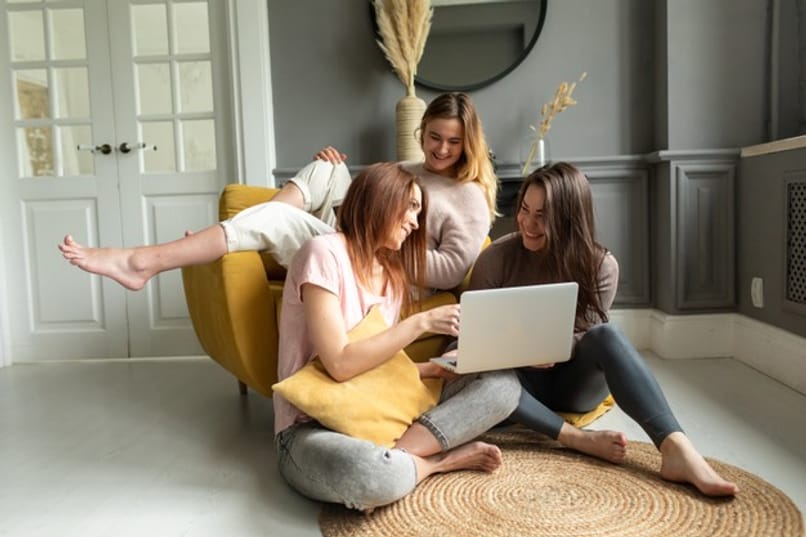 grupa dziewcząt korzysta z komputera