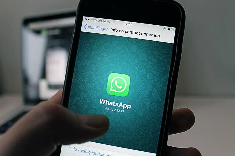 pokaż WhatsApp otwartą na telefonie komórkowym