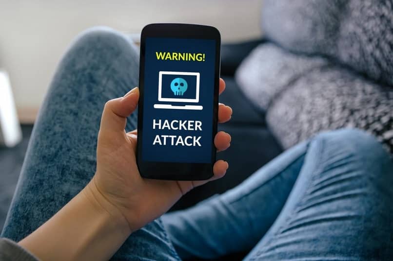 alert ekranowy niebezpieczeństwo haker ataku mobilnego