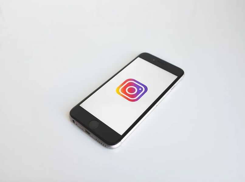 telefon komórkowy z aplikacją Instagram