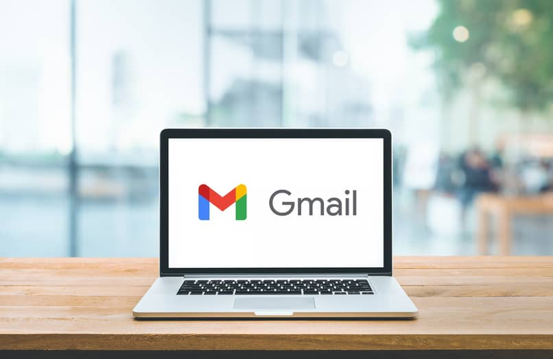 komputer z Gmailem