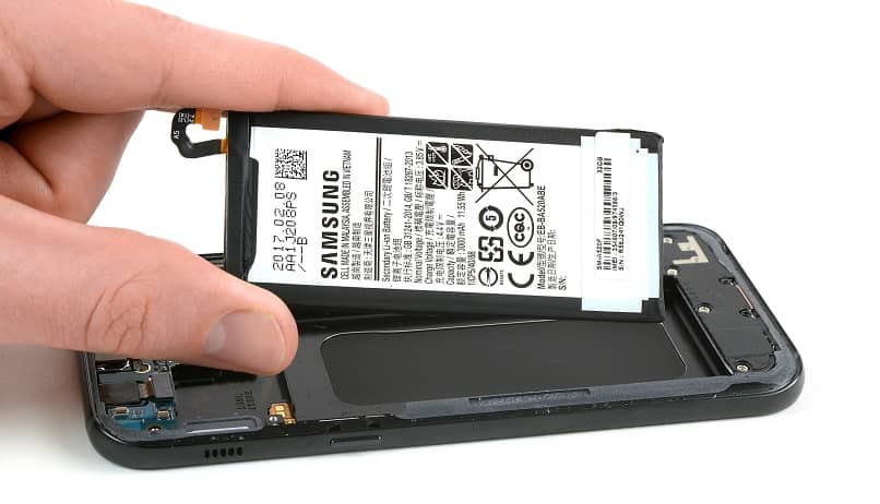 zdemontuj baterię Samsunga