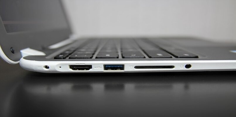 laptop chromebook na biurku