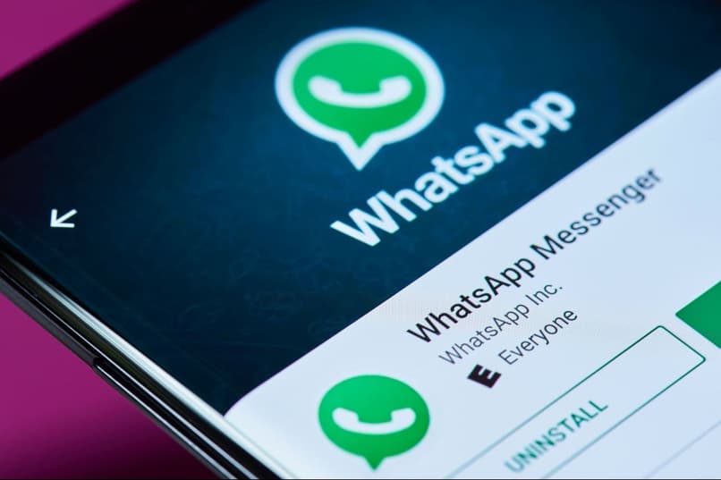 Aplikacja WhatsApp zainstalowana na telefonie
