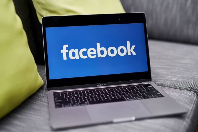 laptop gotowy do transmisji facebook na żywo przez obs