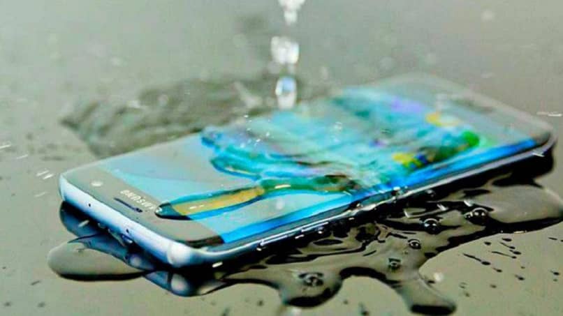 telefon Samsung ochlapany wodą