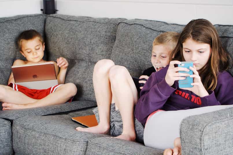 Netflix wciąż ładuje dzieci korzystające z telefonu komórkowego