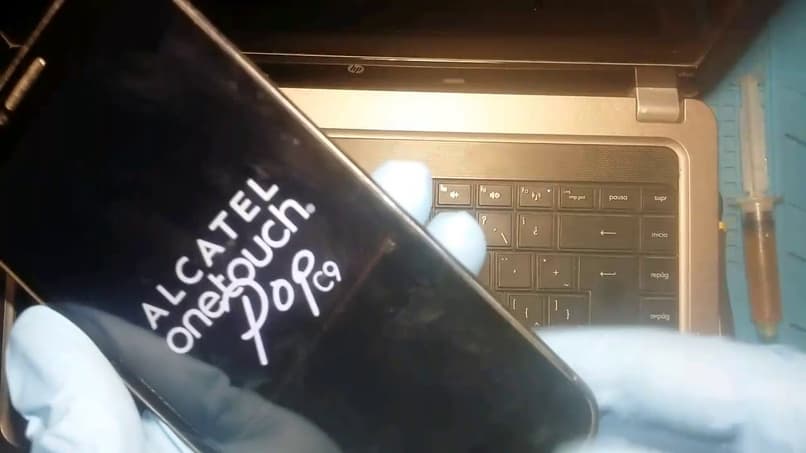 telefon alcatel pozostaje w zamrożonym logo