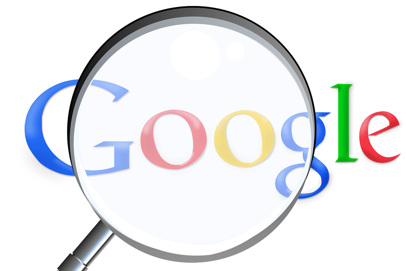 szkło powiększające nad logo Googlegoogle