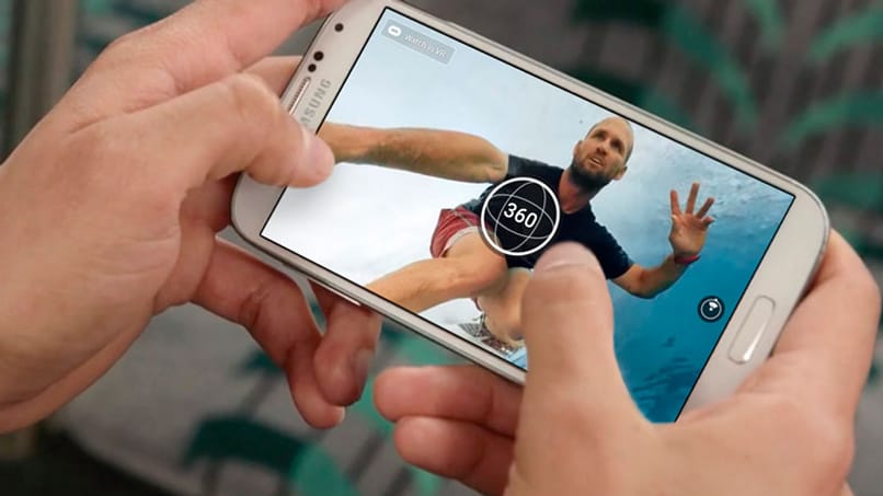 osoba oglądająca filmy 360 stopni na telefonie komórkowym