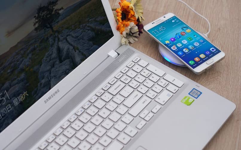 Telefon Samsung obok laptopa