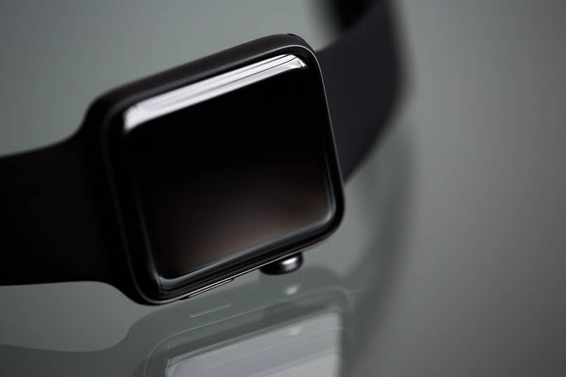 czarny smartwatch na stole