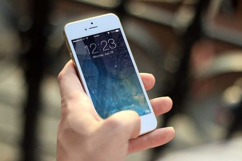 iPhone połączony z inteligentnym zegarkiem