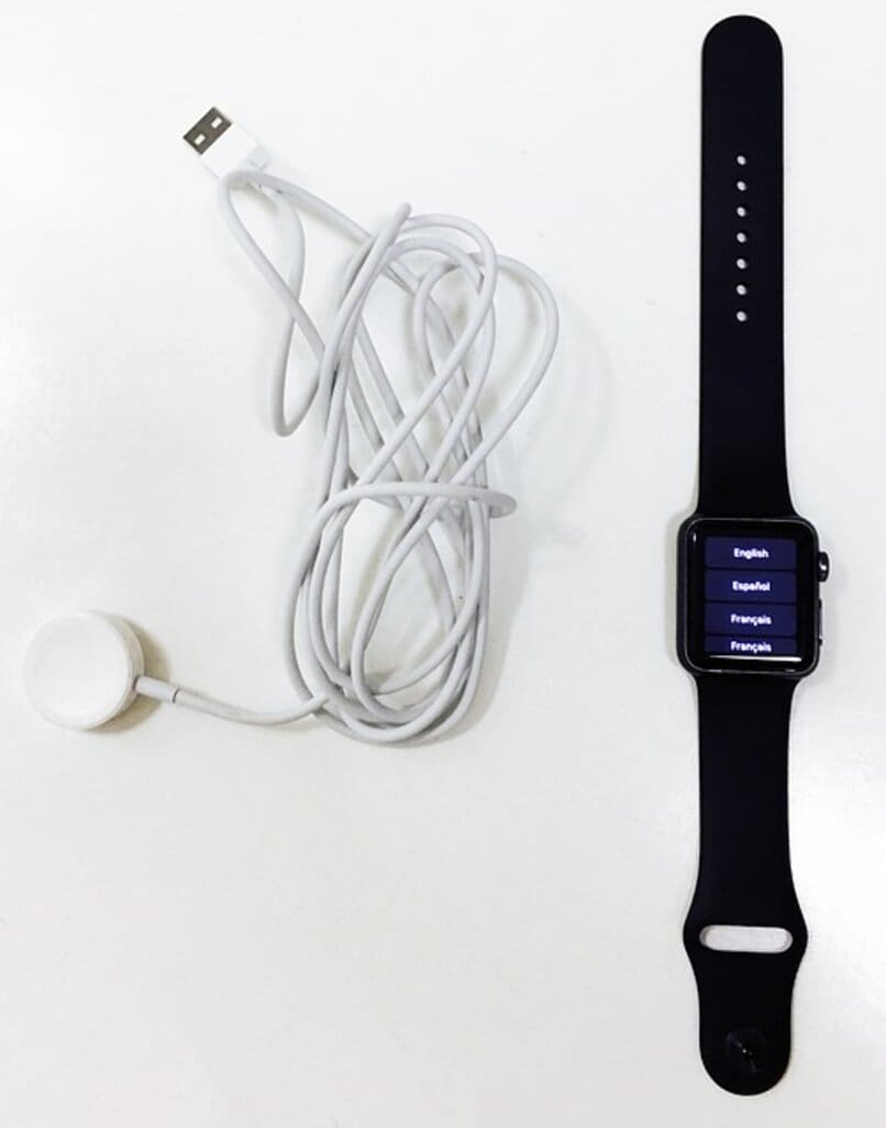 czarny smartwatch w kolorze;
