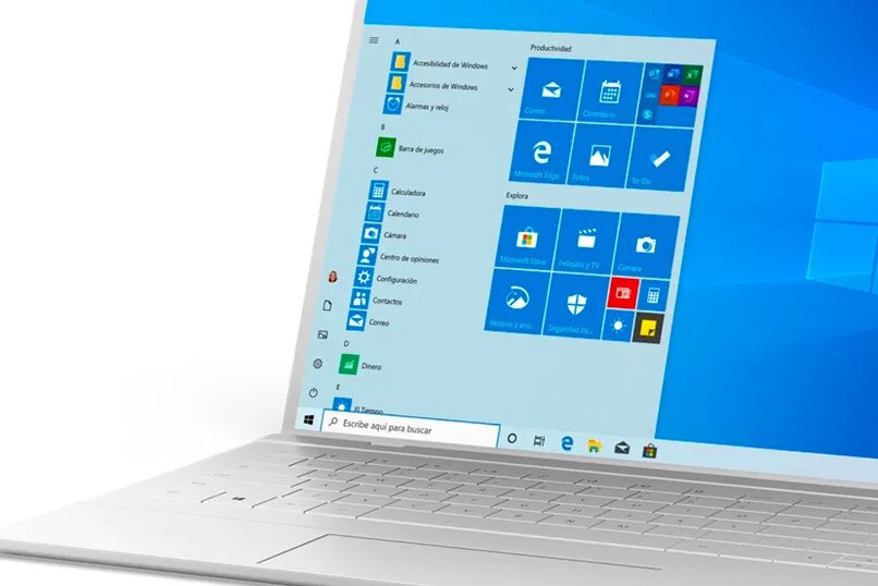laptop z zainstalowanym systemem Windows 11