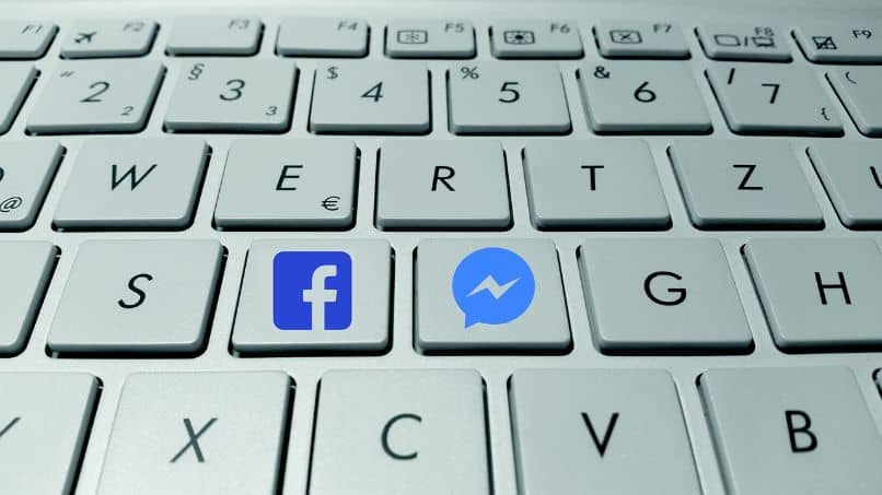 klawiatura tworzy historie na Facebooku