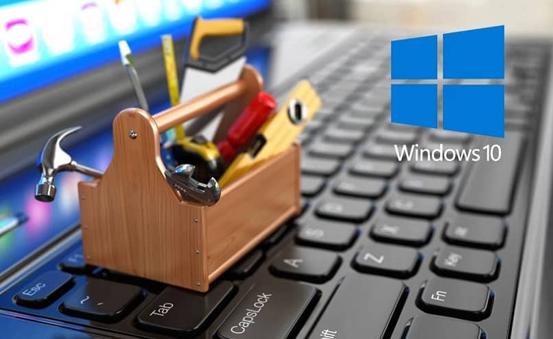 laptop z przybornikiem i logo Windows 10