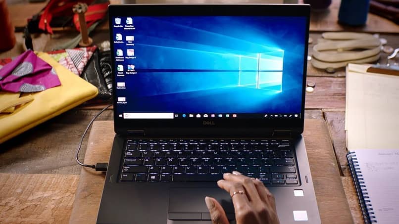osoba korzystająca z laptopa z systemem Windows 10