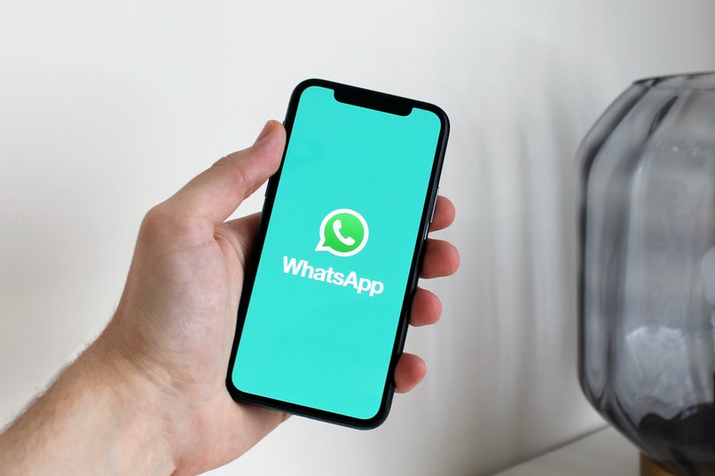 telefon komórkowy z tapetą WhatsApp