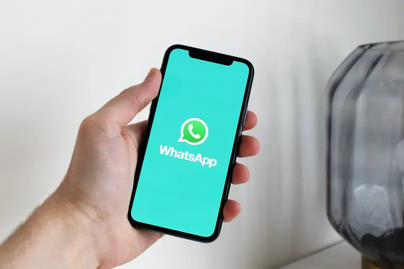 telefon komórkowy z WhatsApp