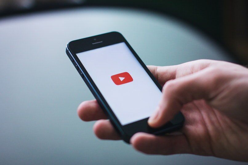 ręka trzymająca telefon komórkowy na karcie youtube