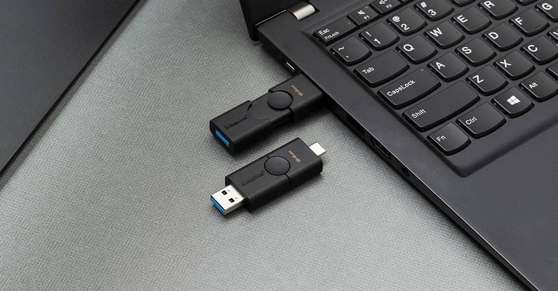 laptop z urządzeniami USB