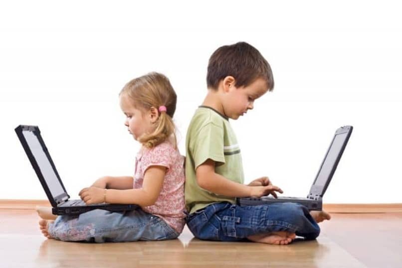 dzieci korzystające z Chromebooka z kontrolą rodzicielską