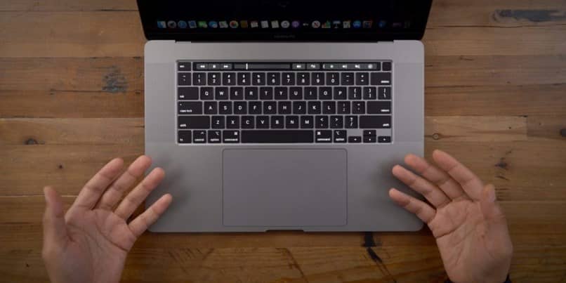 ręce pokazujące komputer Mac 