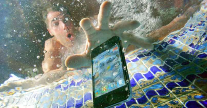telefon komórkowy zanurzony w wodzie