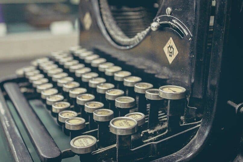 stara czarna maszyna do pisania