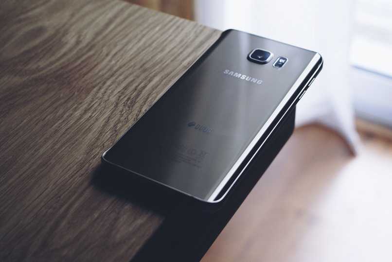 Telefon komórkowy marki Samsung