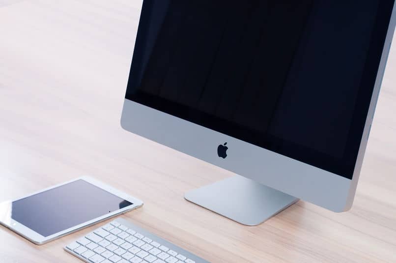 biały komputer Mac