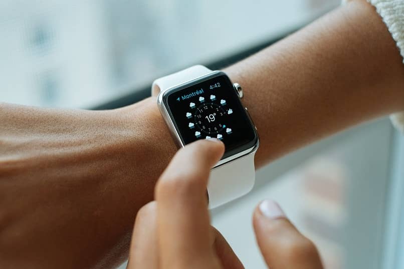 smartwatch na czyimś nadgarstku