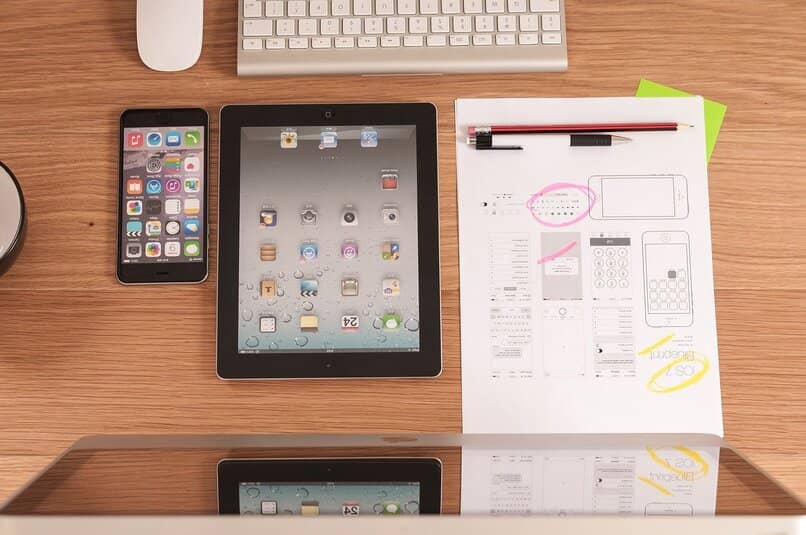 iPhone i iPad na drewnianej powierzchni