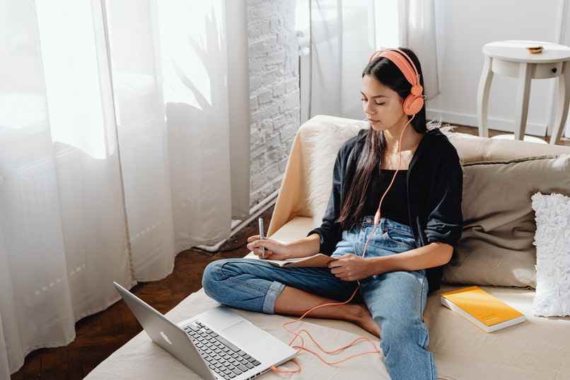 dziewczyna słucha muzyki na swoim komputerze