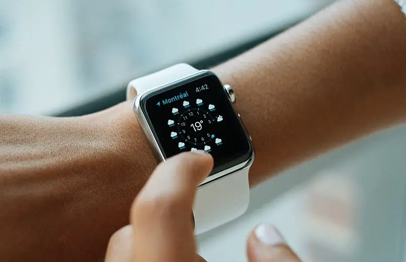 inteligentny zegarek Apple pokazuje pogodę