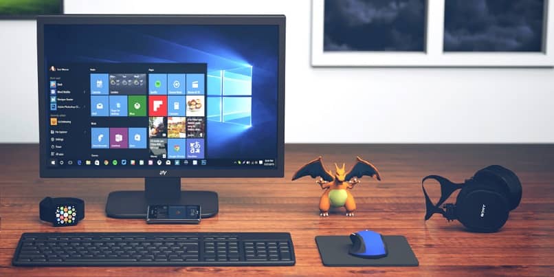 Komputer z systemem Windows 10 na pulpicie