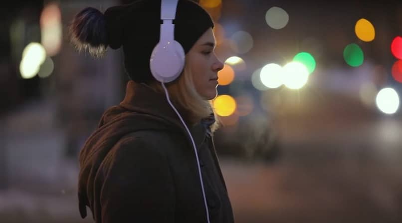 młody człowiek słucha muzyki przez słuchawki