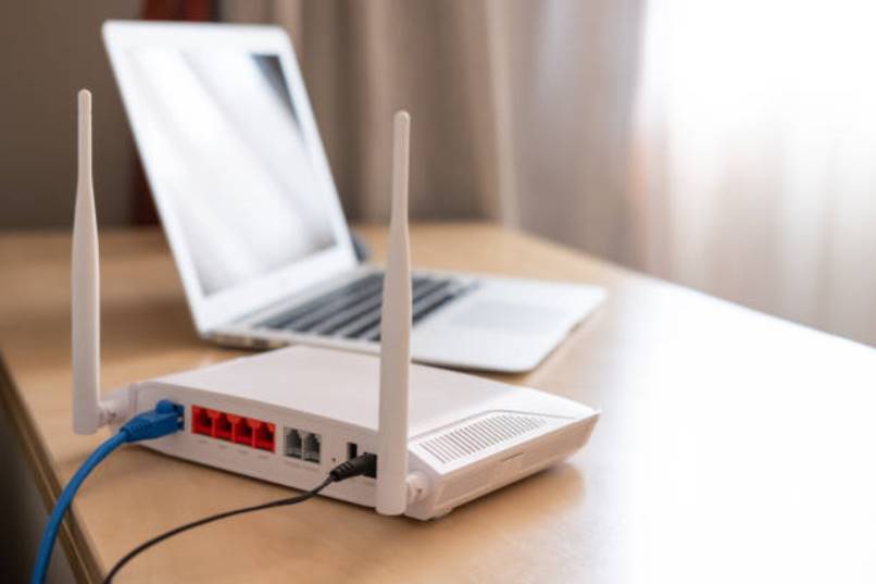 komputer i router na stole